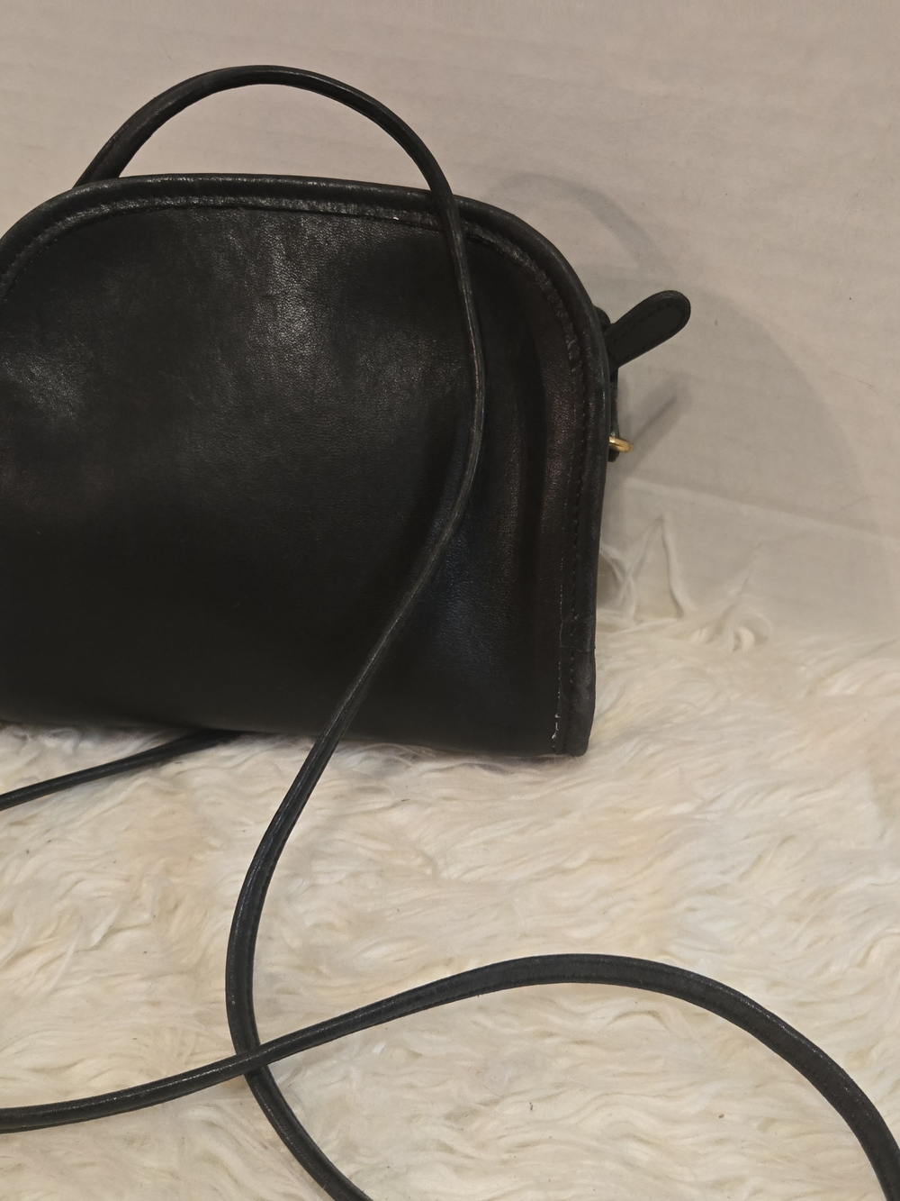 Classic Black Leather Crossbody Bag - Sleek Everyday Style - Picture 3 of 6
